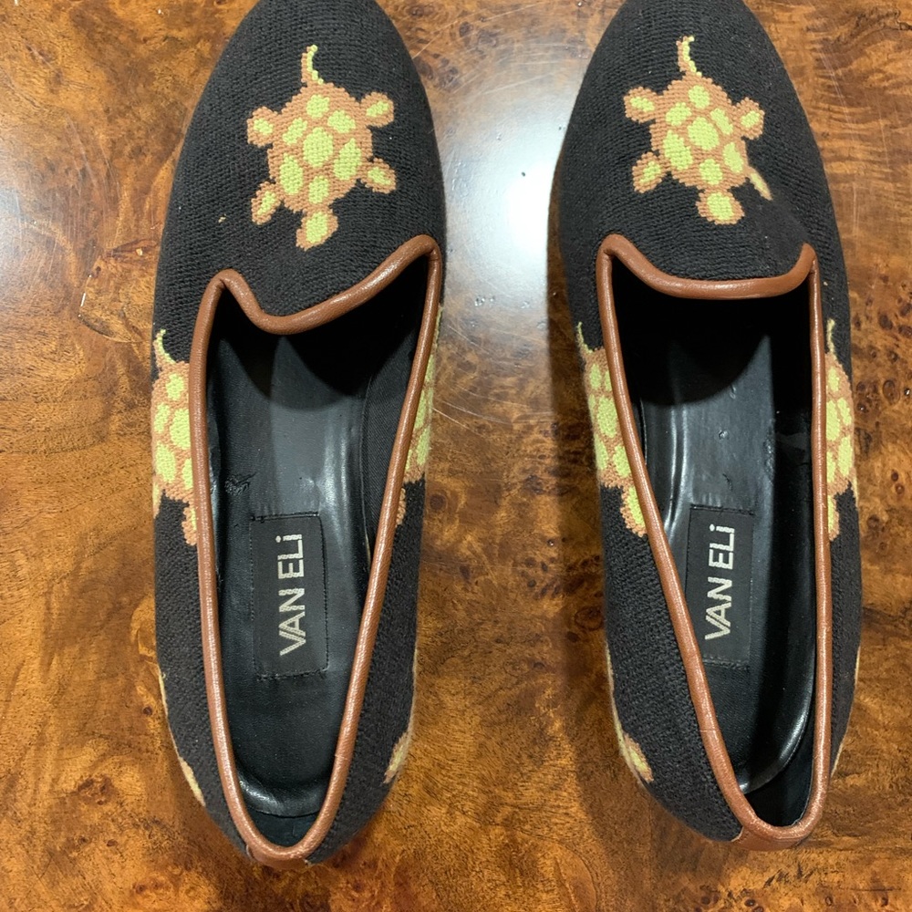 Van Eli casual shoes. Size 11 M. Black with green turtle.